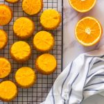 מאפינס תפוזים הפוכים עם סולת וכוסמין