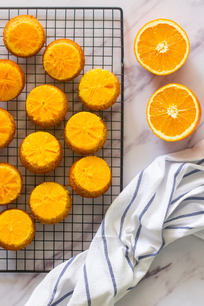 מאפינס תפוזים הפוכים עם סולת וכוסמין