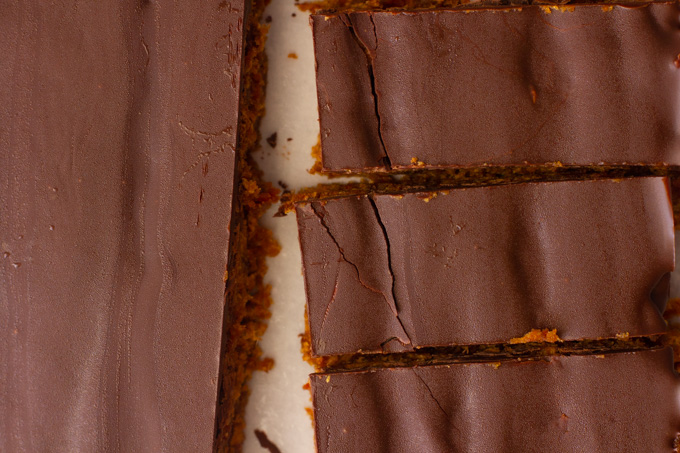 ממתק תמרים וברנפלקס בציפוי שוקולד