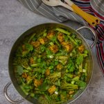 קארי ירוק עם ירקות ירוקים וטופו בחלב קוקוס