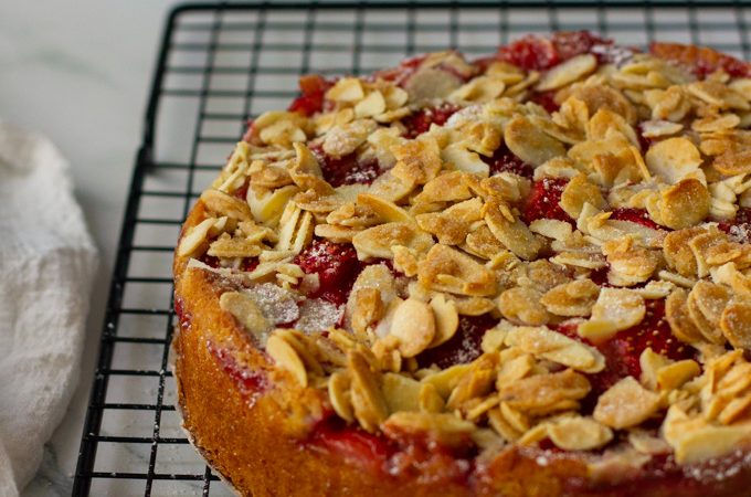 Strawberry cake with streusel