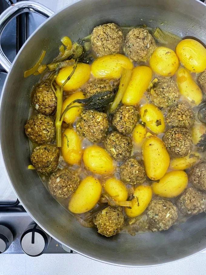 קציצות טופו לימוניות עם סלרי