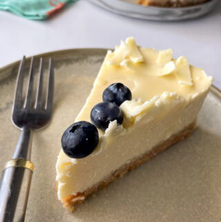 עוגת גבינה אפויה ומטריפה עם גנאש שוקולד לבן