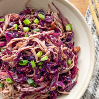 אטריות ברוטב טחינה עם כרוב סגול