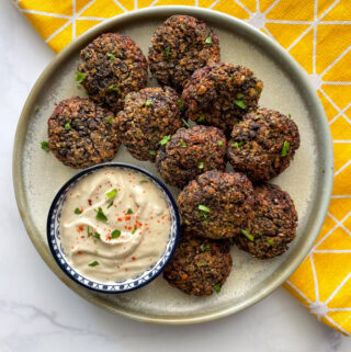 קציצות עדשים שחורות ופטריות