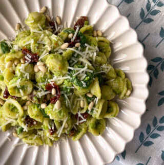 פסטה פסטו אפונה עם עגבניות מיובשות