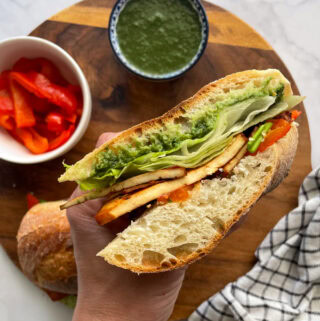 סמוקי טופו - כריך פסטרמה טופו בסגנון ברביקיו