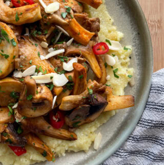 פטריות מוקפצות על מצע של סקורדליה