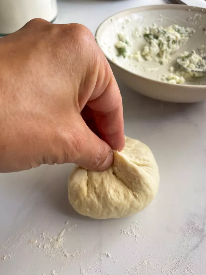 לחם יוגורט על המחבת במילוי גבינות ותרד