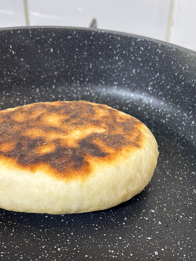 לחם יוגורט על המחבת במילוי גבינות ותרד