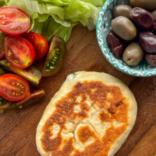 לחם יוגורט על המחבת במילוי גבינות ותרד