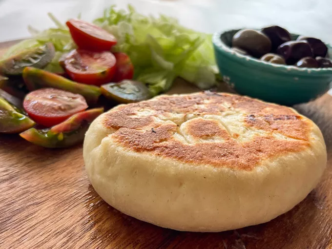 לחם יוגורט על המחבת במילוי גבינות ותרד